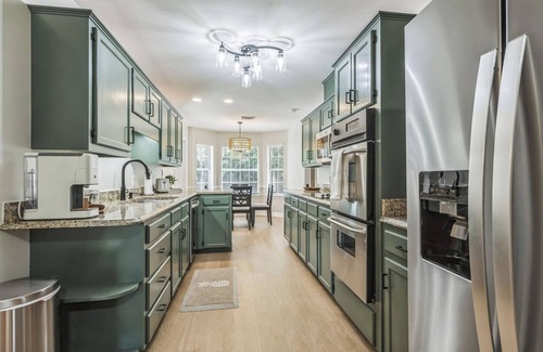 Malbis House | Spacious 3BR Lake Forest Home w/Pool Sleeps 8!