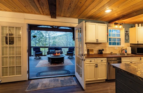 Higden Cottage | Spacious 3BR Lakehouse – Hot Tub, Firepit, Views