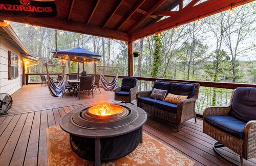 Higden Cottage | Spacious 3BR Lakehouse – Hot Tub, Firepit, Views