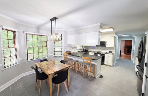 McCain House | Spacious 3BR Retreat – Split-King Beds near UNC