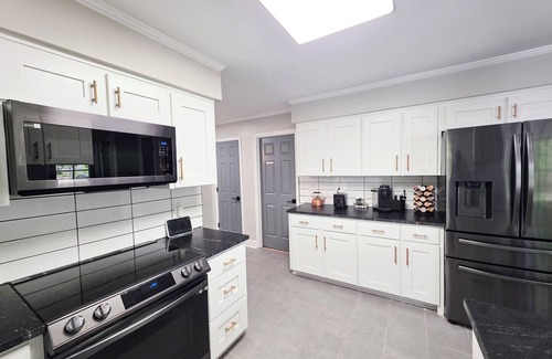 McCain House | Spacious 3BR Retreat – Split-King Beds near UNC