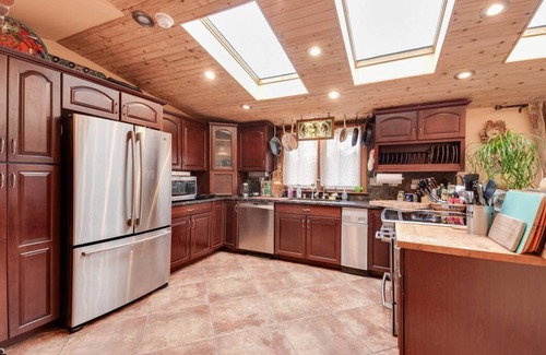 Glendale House | Spacious 4+2 bedroom 9 beds house with dedicated office, loft, and jacuzzi