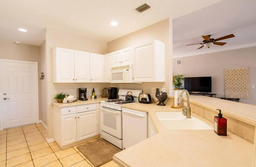 Braden River House | Spacious 4/2 with pool/spa near Myakka Park 30 min from Beaches