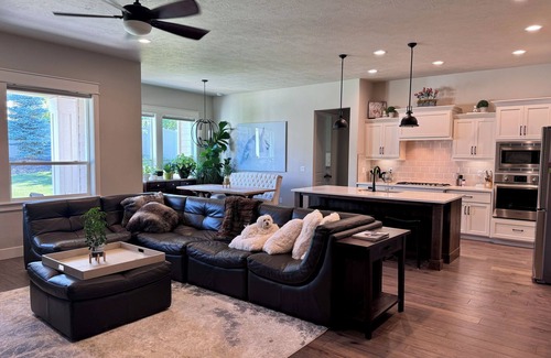 Meridian House | Spacious 4 BD 3 BA home in beautiful neighborhood. Gated yard. Pet-friendly.