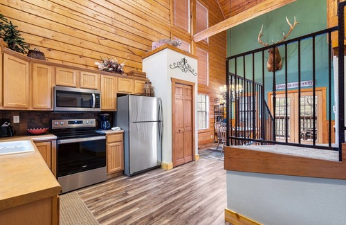 Branson Theater District Cabin | Spacious 4 BD Cabin at Thousand Hills Golf Resort in Branson, MO - Perfect for Family Getaways!