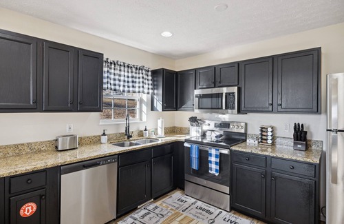 Kodak House | Spacious 4 bd with hot tub, theater &game zone