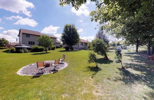 Ledgeview House | Spacious 4-bdrm home in prestigious De Pere - 20 min. from all major attractions