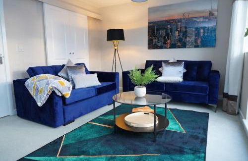 Peterborough House | Spacious 4 Bedroom, 3 Bath House by Jesswood Properties Contractors, Business and Leisure with Free Parking and WIFI