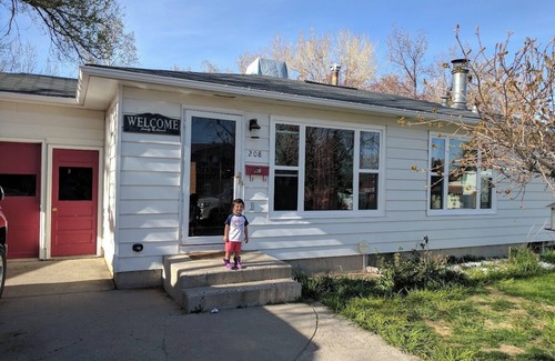 Riverton House | Spacious 4-bedroom charming Western Ranch Style Haven with WiFi and AC