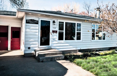 Riverton House | Spacious 4-bedroom charming Western Ranch Style Haven with WiFi and AC