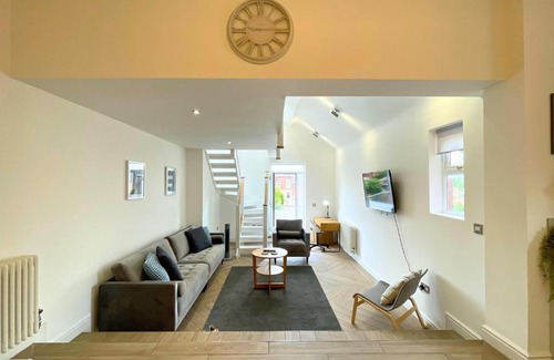 Doncaster Apartment | Spacious 4 Bedroom Duplex with Free Private Parking - Central Location, Near Doncaster Racecourse - Sleeps 7