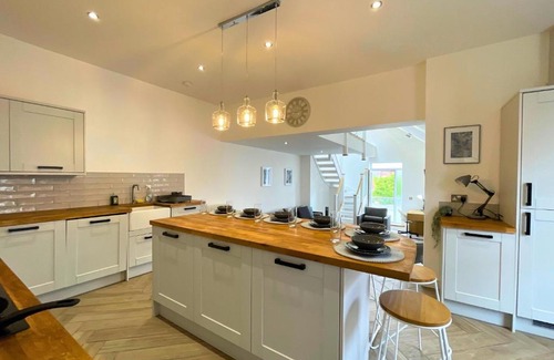 Doncaster Apartment | Spacious 4 Bedroom Duplex with Free Private Parking - Central Location, Near Doncaster Racecourse - Sleeps 7