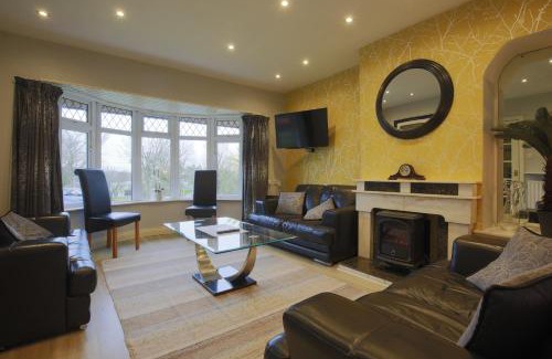 Enniskillen House | Spacious 4 Bedroom Home - 5 min walk to town