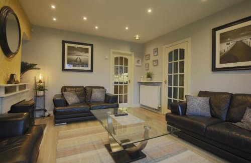 Enniskillen House | Spacious 4 Bedroom Home - 5 min walk to town