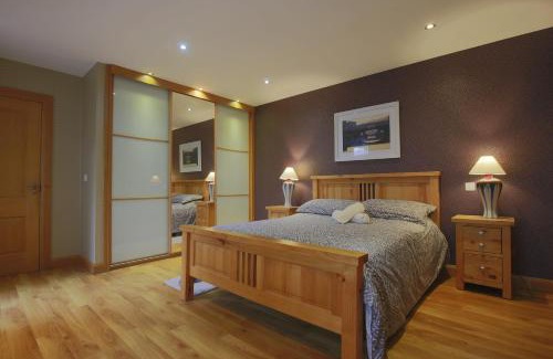 Enniskillen House | Spacious 4 Bedroom Home - 5 min walk to town