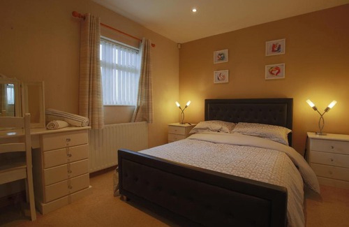Enniskillen House | Spacious 4 Bedroom Home - 5 min walk to town