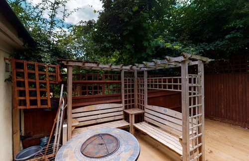 Whitechapel House | Spacious 4 bedroom home with garden in Shadwell