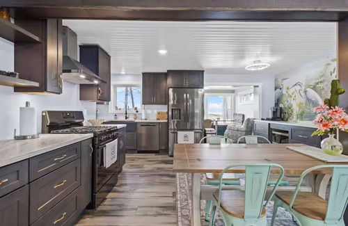 Green Bay House | Spacious 4-bedroom lakefront house - Comfortably sleeps 12 - 15 mins. To Lambeau