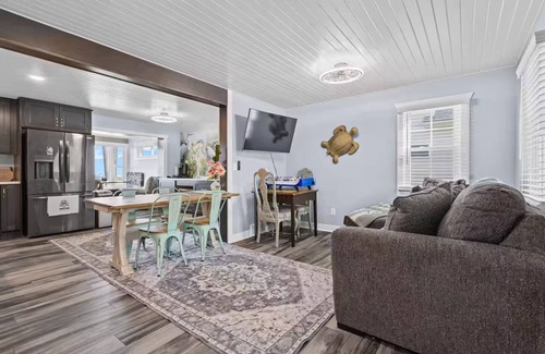 Green Bay House | Spacious 4-bedroom lakefront house - Comfortably sleeps 12 - 15 mins. To Lambeau