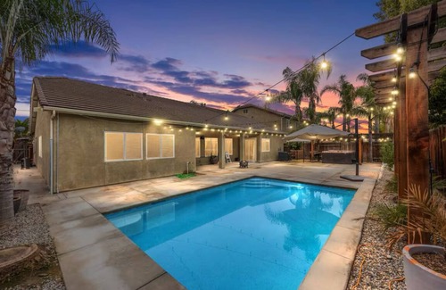 Greenacres House | Spacious 4-bedroom house with pool & juccuzzi Bakersfield