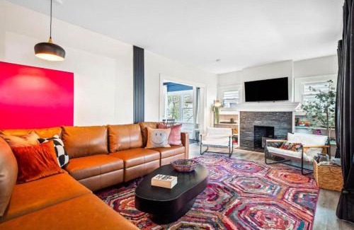 Cuyahoga Falls House | Spacious 4 Bedroom Sleeps 10 with Sauna and Hot Tub