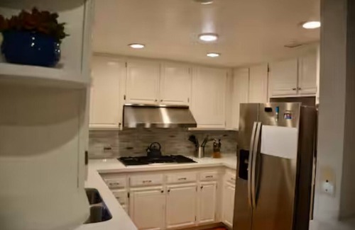 Warner Center House | Spacious 4-bedroom townhome surrounded by trees