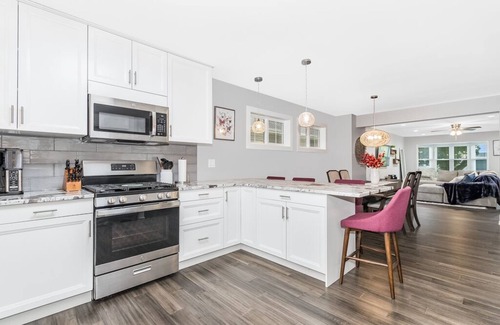 Geneva House | Spacious 4-bedroom vacation home just 1 mile walk to Town and River!