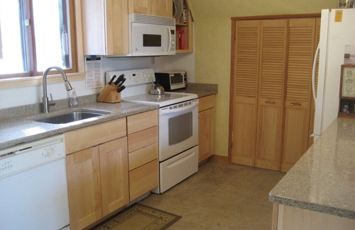 Wilmington House | Spacious 4-BR A-Frame, loft office. Walk to Lake Raponda. Ski Mount Snow!