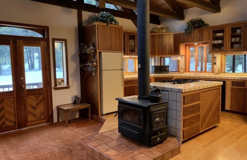 Bear Valley House | Spacious 4 Season Cabin, Ski in Winter, Lake in Summer