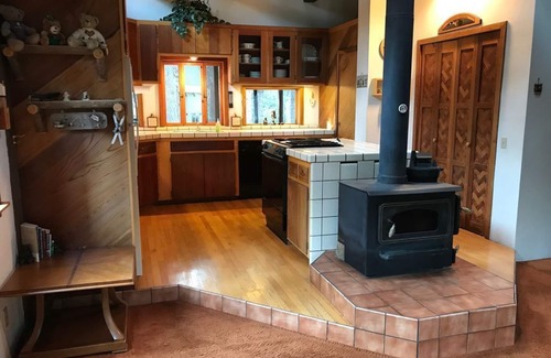 Bear Valley House | Spacious 4 Season Cabin, Ski in Winter, Lake in Summer
