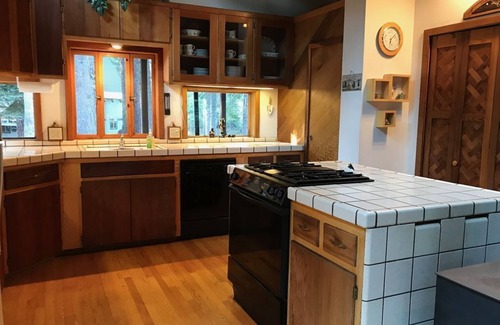 Bear Valley House | Spacious 4 Season Cabin, Ski in Winter, Lake in Summer