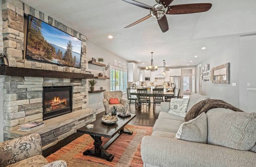 Coeur d'Alene House | Spacious 4BR 3B 2-Kitchen w/bathtub | 11 guests