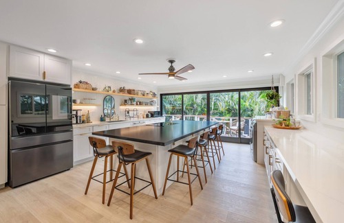 Kailua House | Spacious 4BR/3BA home w/WiFi, AC - walk to beaches, parks, shops & restaurants!