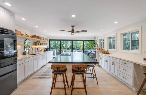 Kailua House | Spacious 4BR/3BA home w/WiFi, AC - walk to beaches, parks, shops & restaurants!