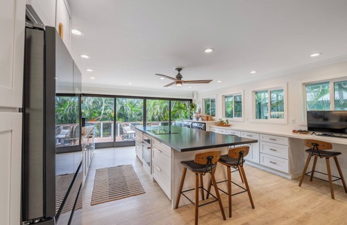 Kailua House | Spacious 4BR/3BA home w/WiFi, AC - walk to beaches, parks, shops & restaurants!