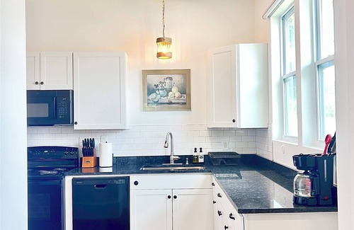 Clanton House | Spacious 4BR Downtown Clanton Retreat Walk to Shops & Dining, Sleeps 12