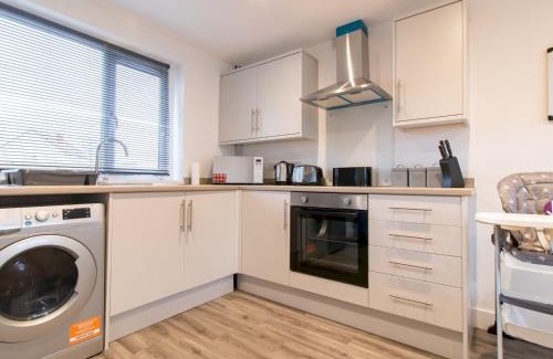 Darlington House | Spacious 4BR Home w Smart TVs Driveway Parking Pass the Keys