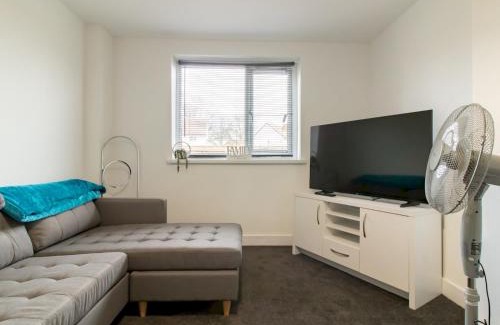 Darlington House | Spacious 4BR Home w Smart TVs Driveway Parking Pass the Keys