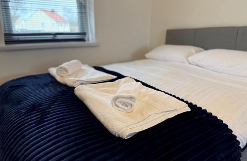 Darlington House | Spacious 4BR Home w Smart TVs Driveway Parking Pass the Keys