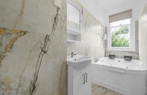 Clapton Apartment | Spacious 4BR Home with Garden Close to Transport