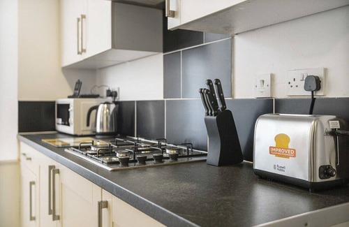 Stockton-on-Tees Apartment | Spacious 5-Bed Flat in Stockton, Sleeps 9