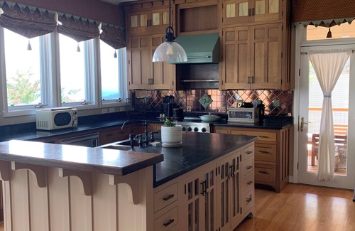 Mountain Creek House | Spacious 5-bedroom house atop mountain- minutes from Downtown Chattanooga