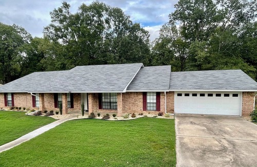 Moscow House | Spacious 5-bedroom house in welcoming Pine Bluff with WiFi, AC