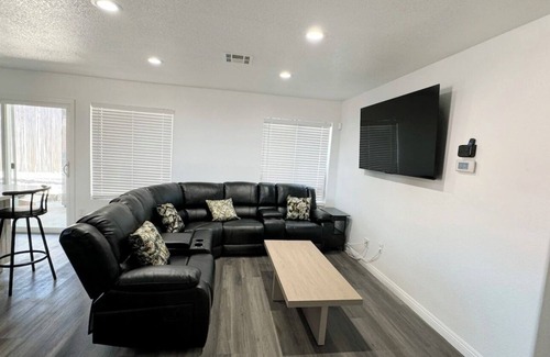 Paradise House | Spacious 5-bedroom house with 8 beds, The best Pool and 10mins from The Strip!