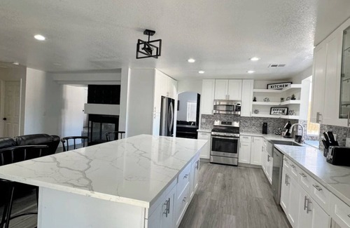 Paradise House | Spacious 5-bedroom house with 8 beds, The best Pool and 10mins from The Strip!