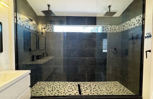 Paradise House | Spacious 5-bedroom house with 8 beds, The best Pool and 10mins from The Strip!