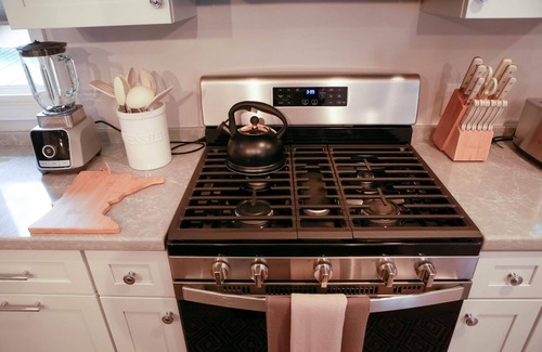 Plymouth House | Spacious 5-bedroom house in Plymouth, Near Medicine lake and Downtown. AC WiFi