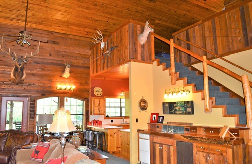 Flippin Cabin | Spacious 5-bedroom lodge in Flippin Ar, on the beautiful White River.