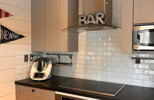 Key Biscayne House | Spacious 5-bedroom house with beautiful backyard with pool in Key Biscayne