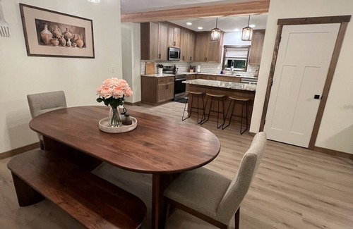 McMinnville House | Spacious 5 Bedroom Wine Country Retreat & Hot tub